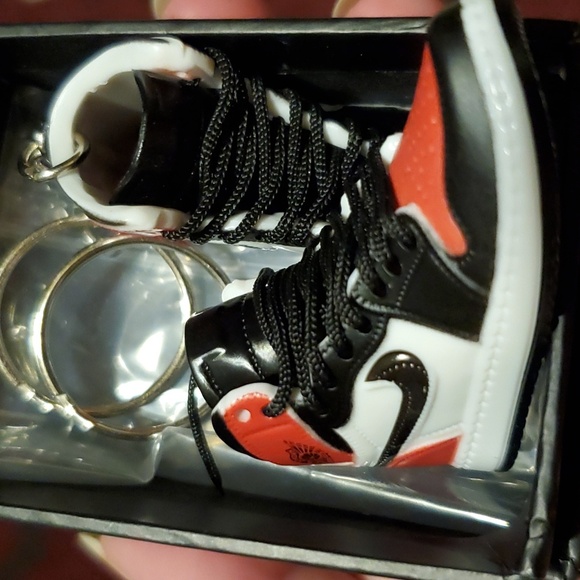 Custom Nike Shoe Keychains set of 2 shoes. (1 pair.) ❤️🖤 - Picture 4 of 16
